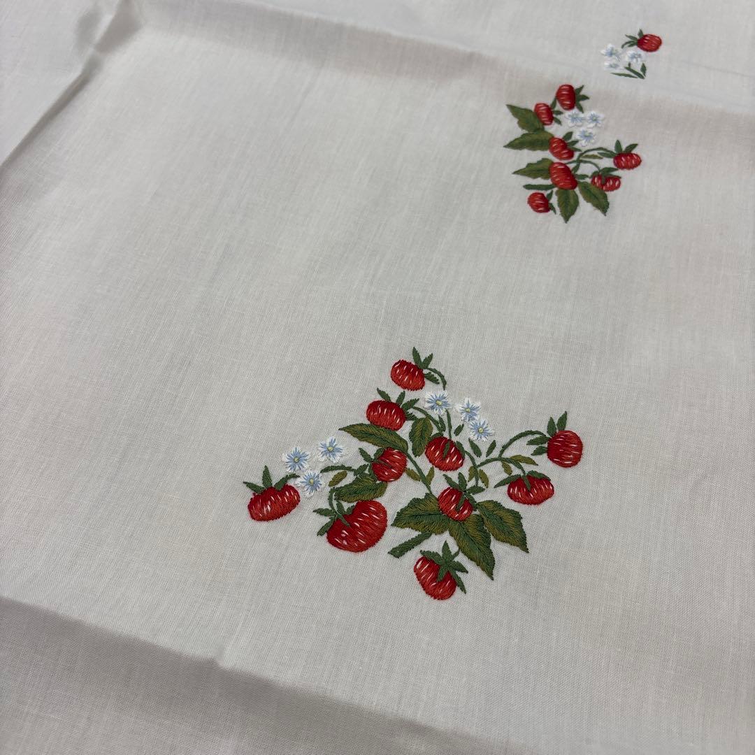 ベトナム手刺繍　テーブルクロス　野いちご柄