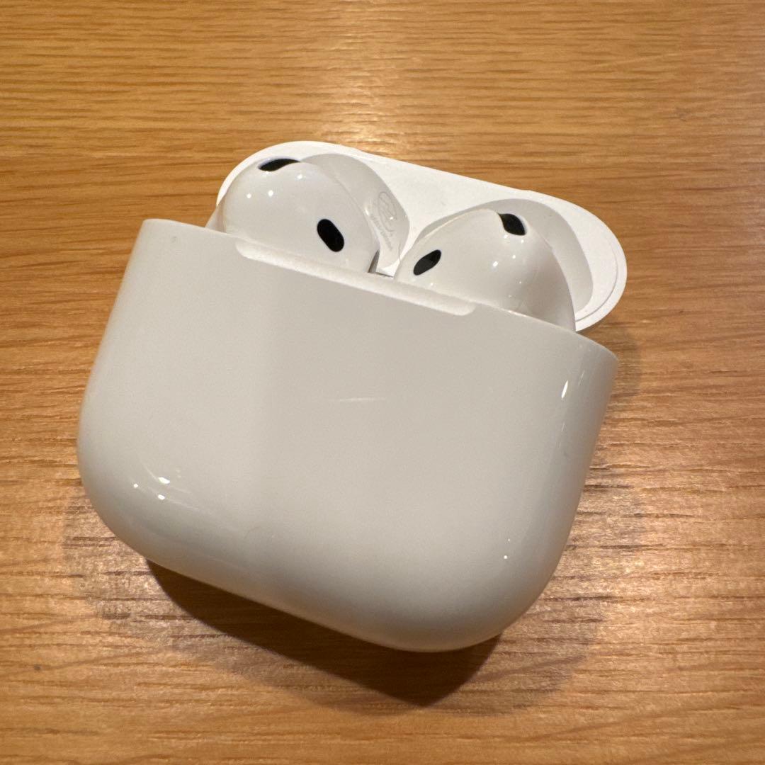 Apple AirPods 4 本体 充電ケース付き　値下げしました