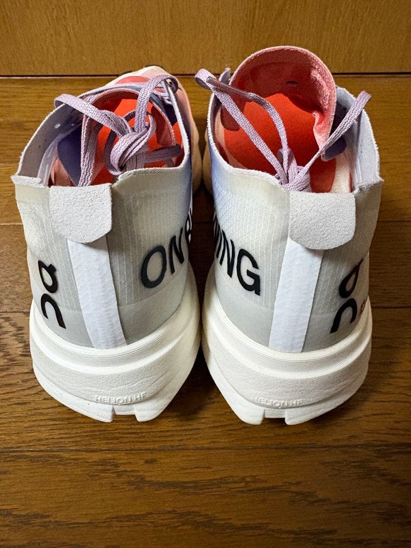 オン　クラウドブームストライク　on cloud boom strike