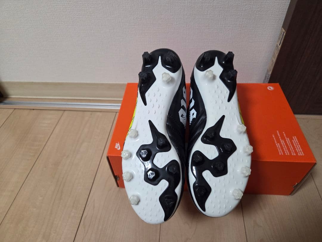 sida サッカーシューズ 黒/黄 　26㎝