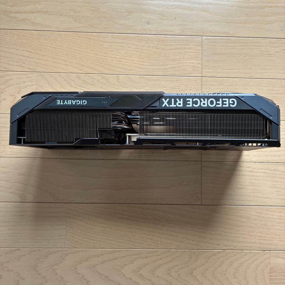 gigabyte RTX5090 ヒートシンク ファン　バックプレート　LED