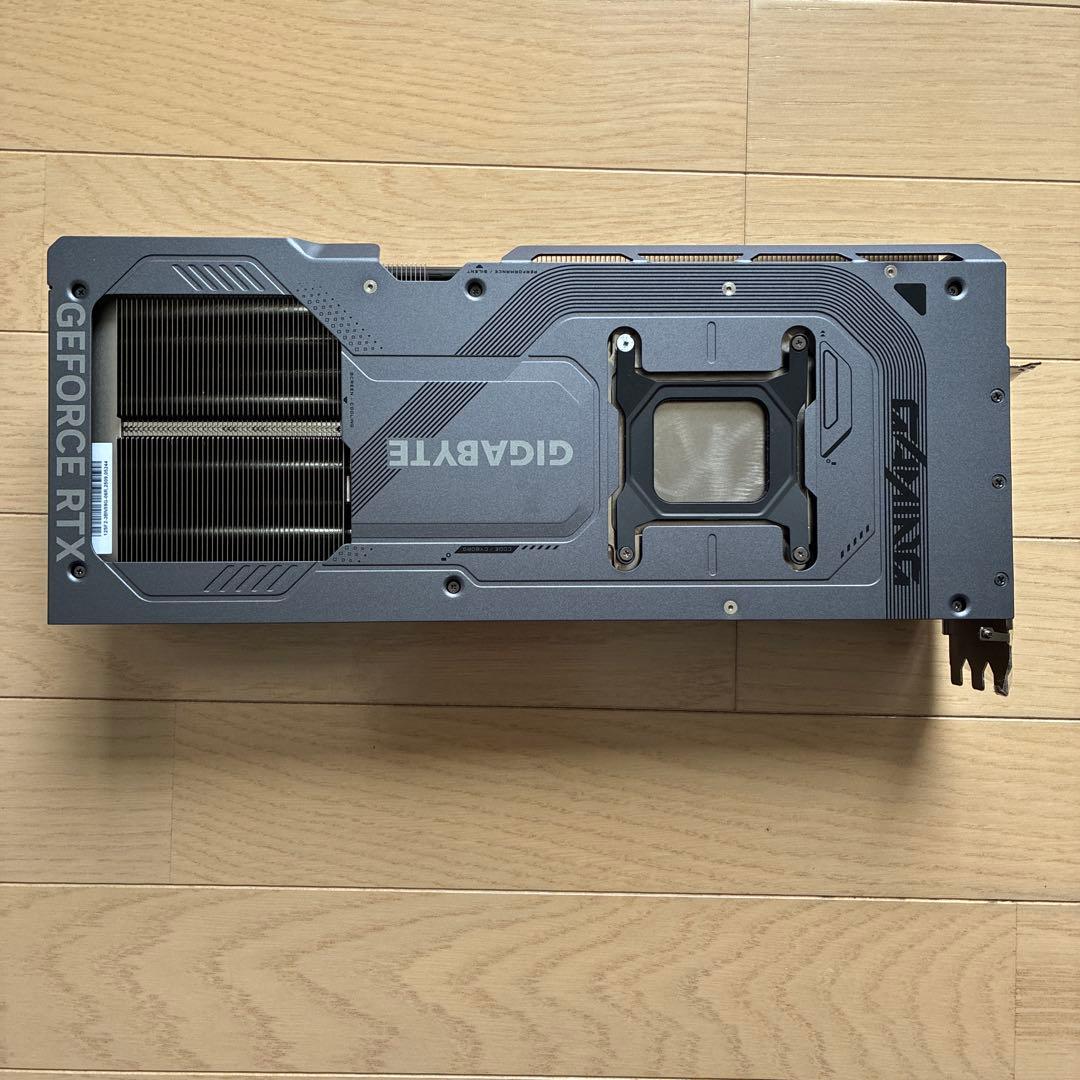 gigabyte RTX5090 ヒートシンク ファン　バックプレート　LED