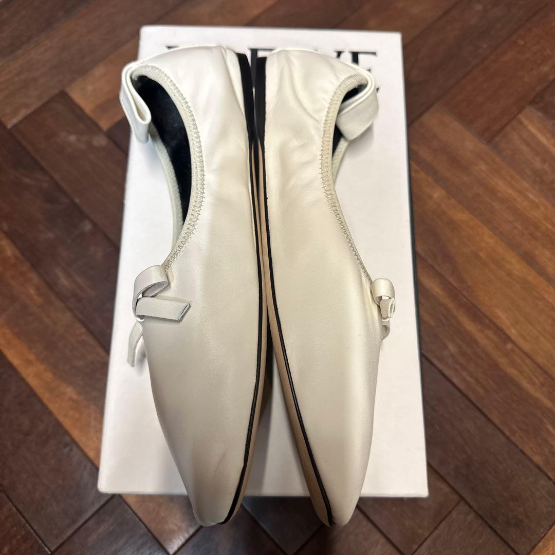 LOEWE リボン付きホワイトフラットバレエシューズ