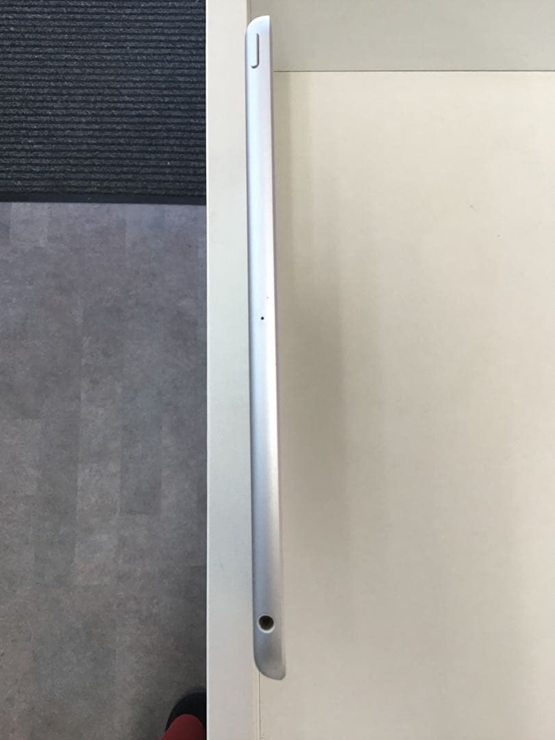 Apple iPad 第８世代 32G シルバー