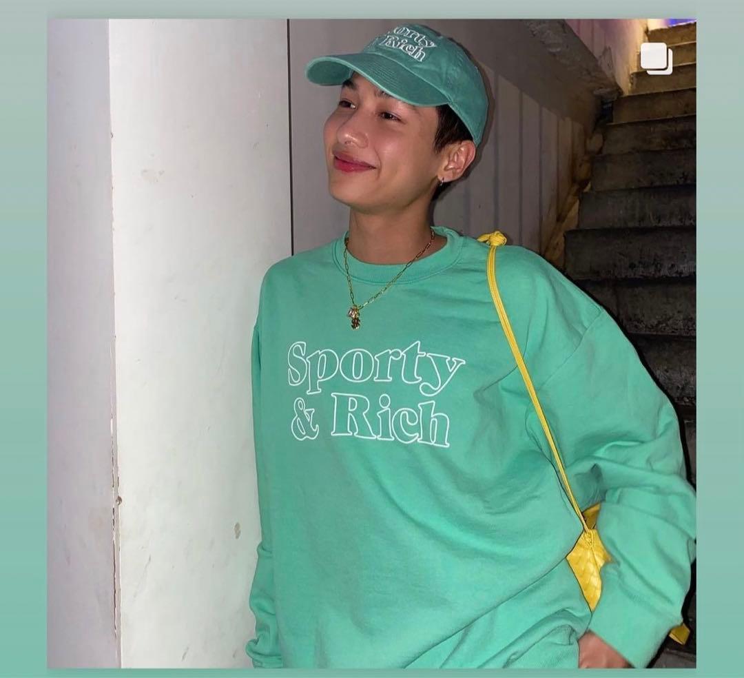 Sporty & Rich Fun Logo Crewneck パステルグリーン