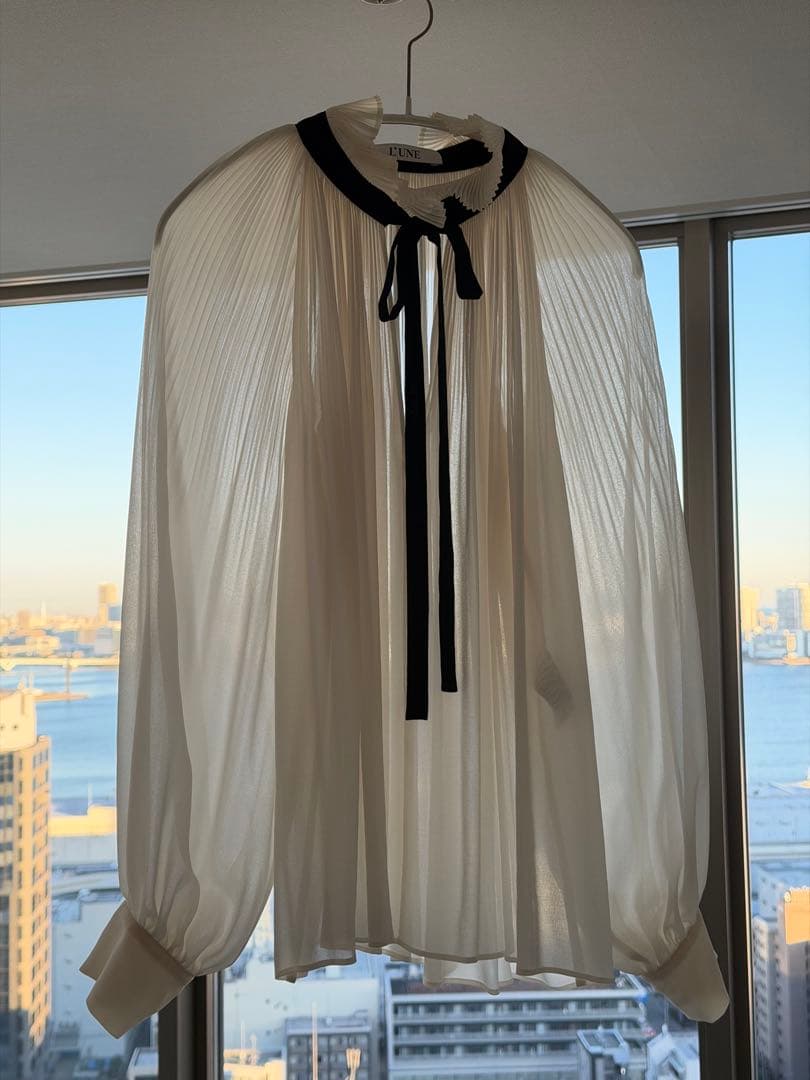 リュンヌ　プリーツ　シフォンブラウス　ブラックリボン