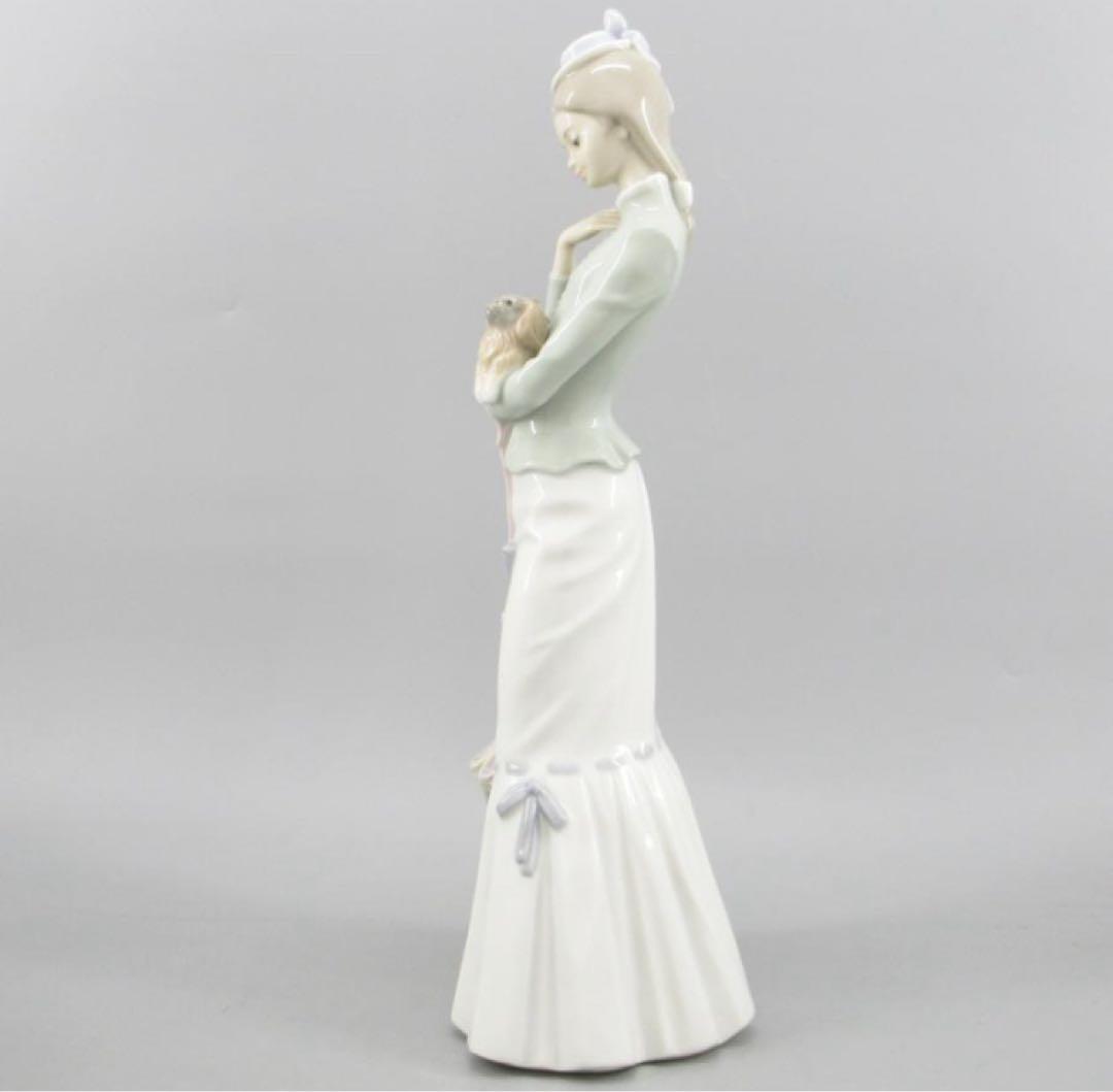 リヤドロ　仔犬を抱く貴婦人