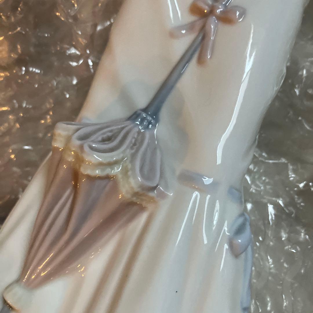 リヤドロ　仔犬を抱く貴婦人