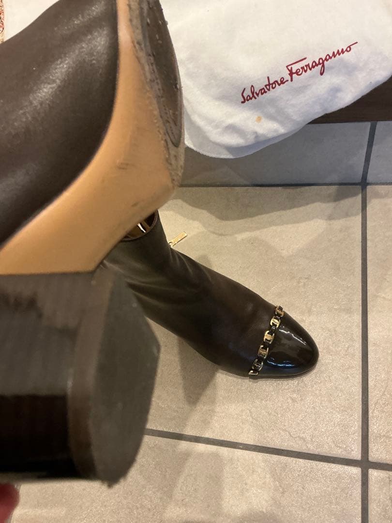 美品☆フェラガモ　レザー ブーツヴァラチェーン22.5☆シャネル好きな方にも