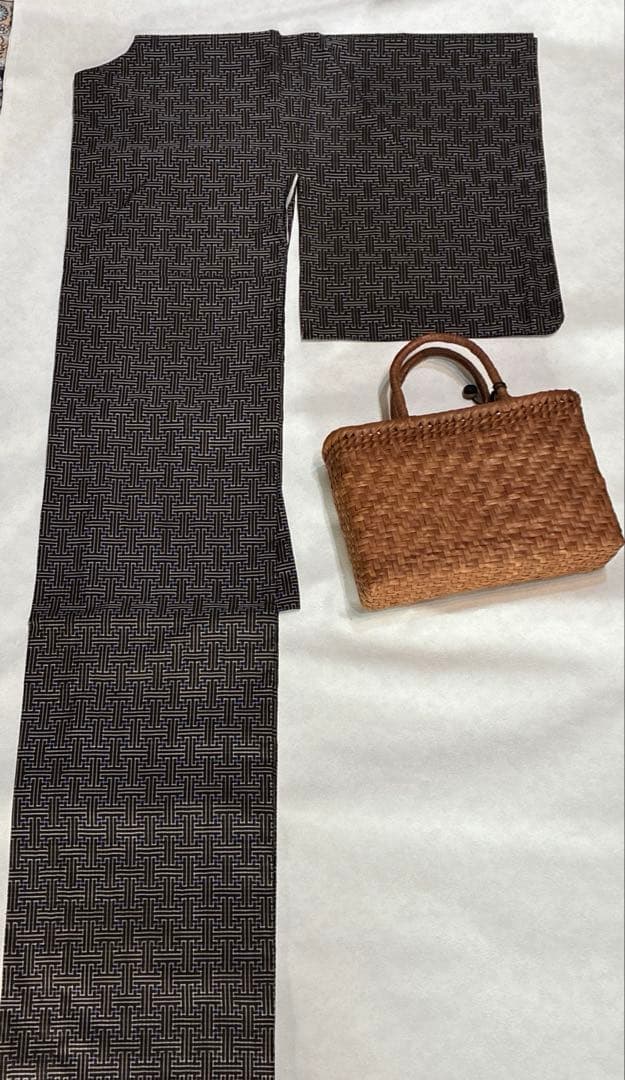 逸品です　秋名バラ　大島紬　しつけ糸付き