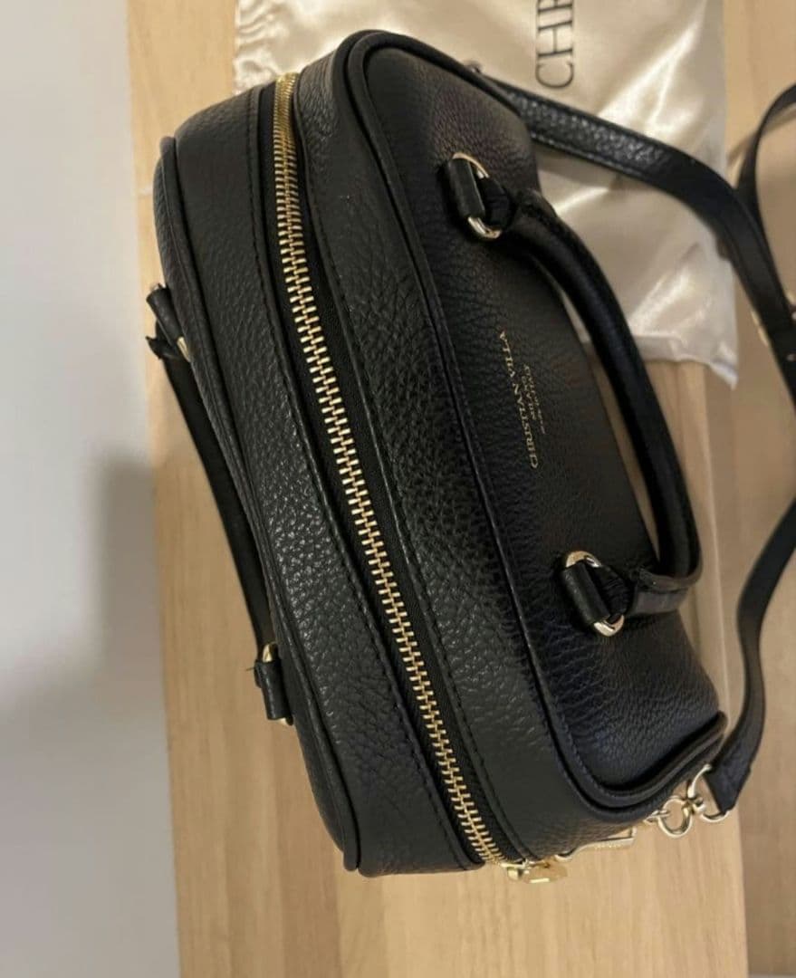 ブラックレザーショルダーバッグ