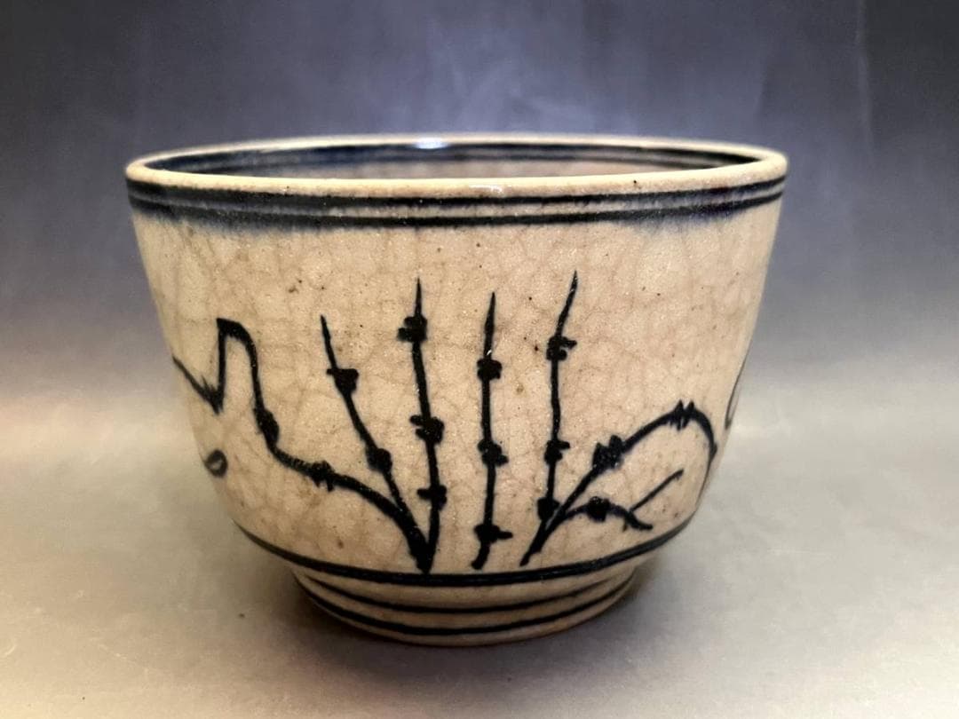 トンボ絵柄の陶器製茶碗