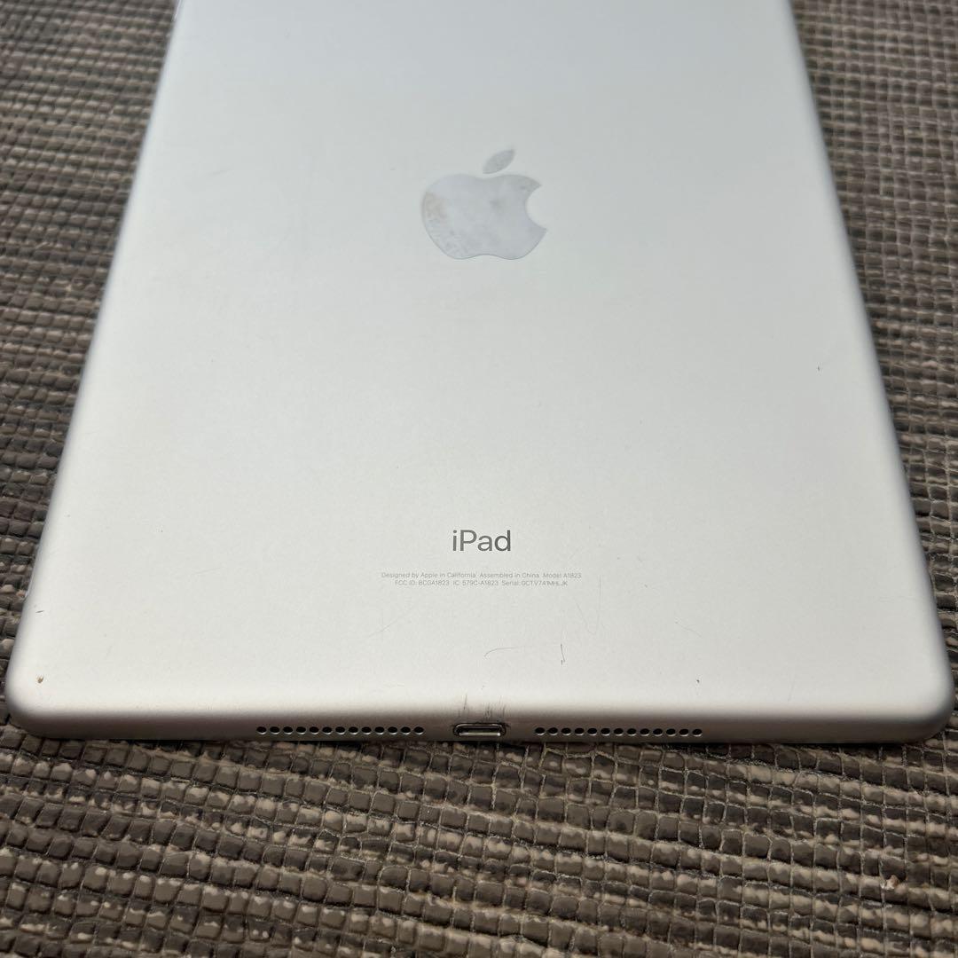 iPad 第5世代 9.7 Wi-Fi + Cellular 32GB カバー付