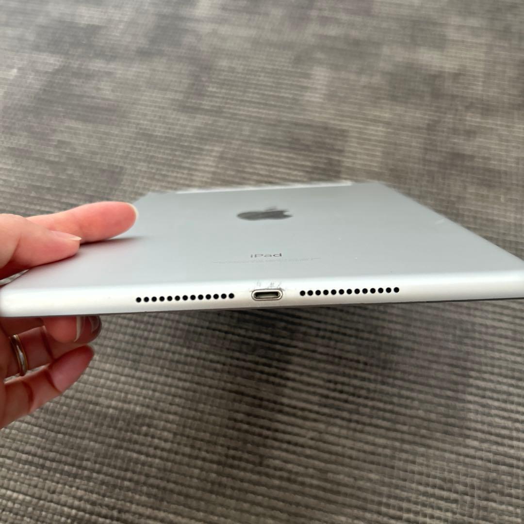 iPad 第5世代 9.7 Wi-Fi + Cellular 32GB カバー付