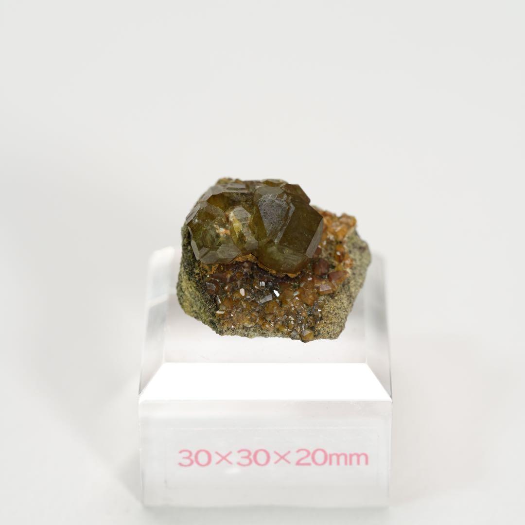 【結晶の共生】トパゾライト、ディマントイドガーネット 20×23×16mm