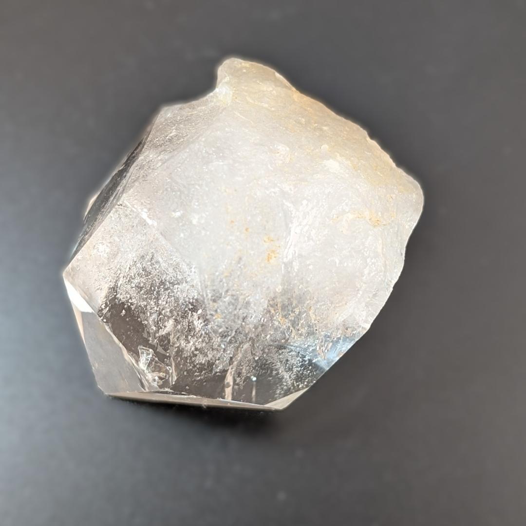 一点物 六角形の水晶ポイント原石 虹の光も顔を出す 神秘的エナジー 贈り物に