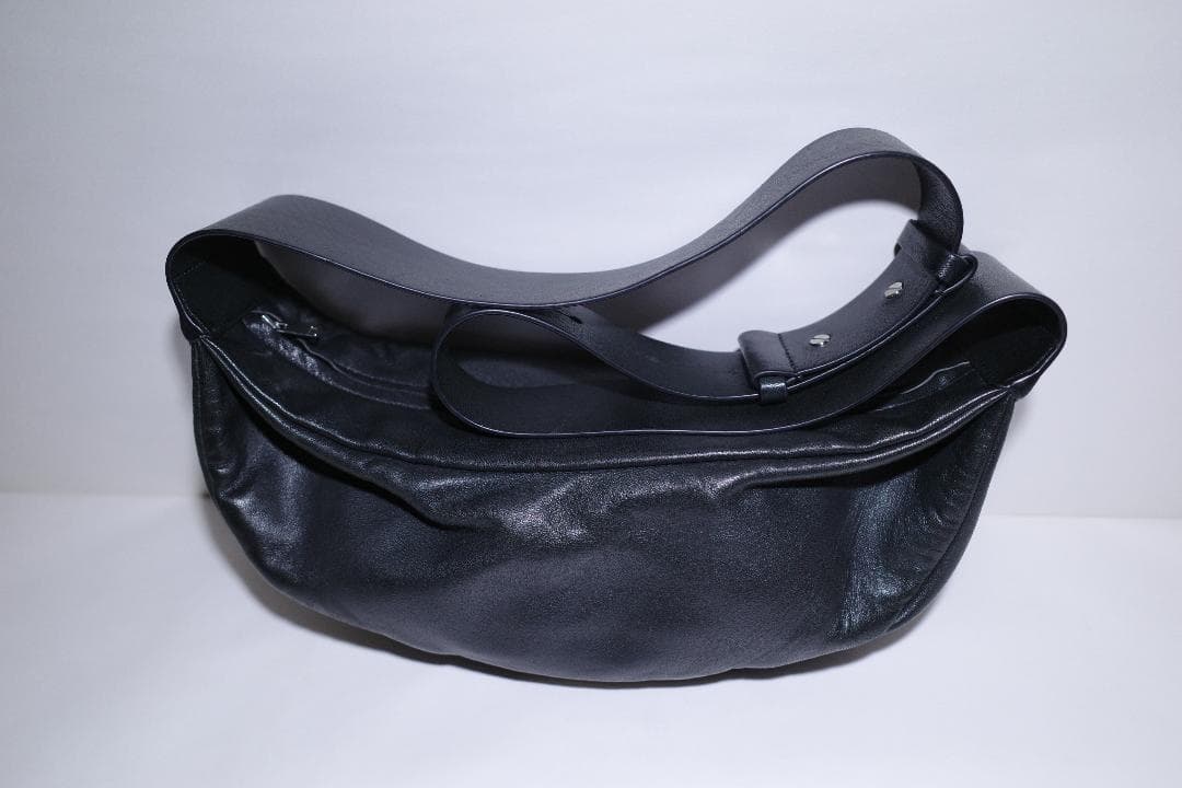 COS レザー プリーツベルトバッグ ブラック