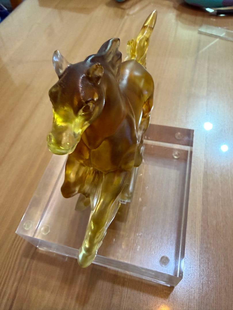 ガラス製馬の彫刻 透明琥珀色
