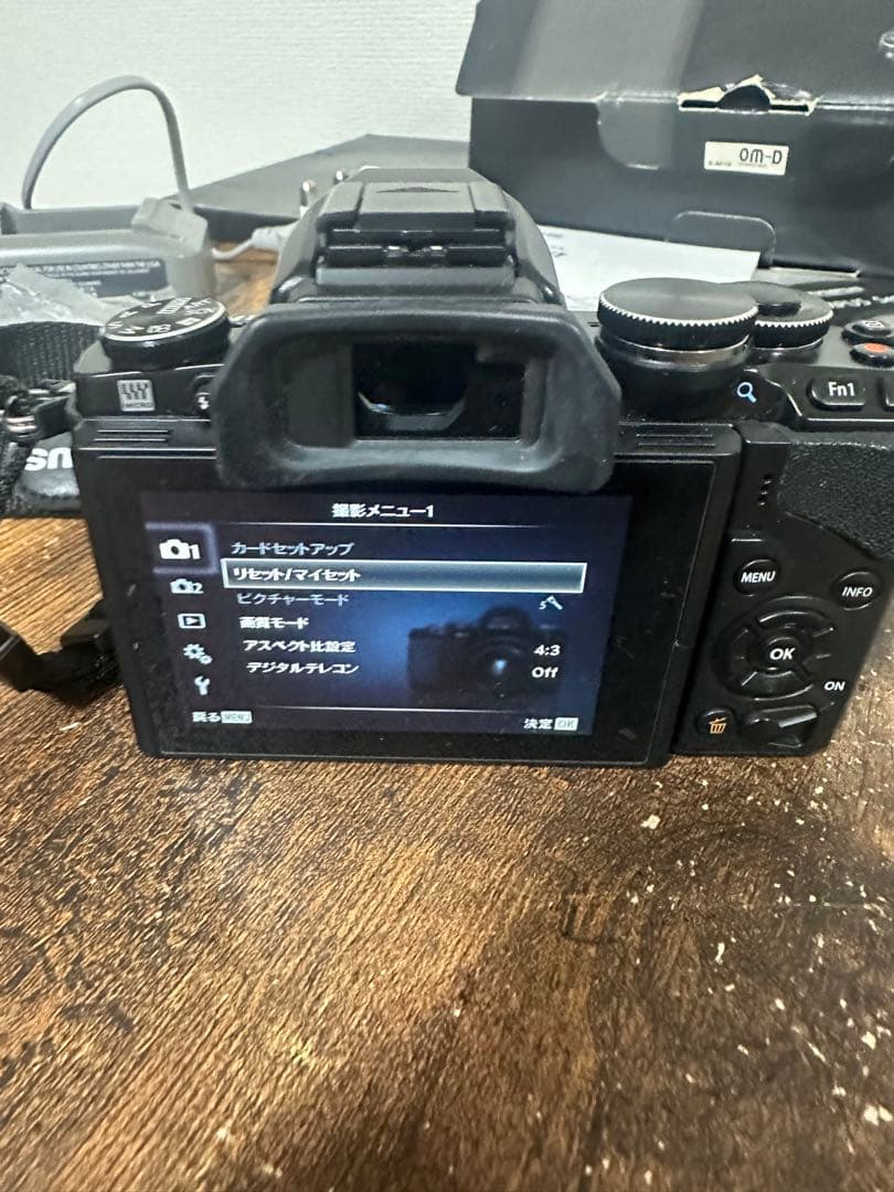 【美品】オリンパスOM-D E-M10 14-42mm EZ レンズキット海外版