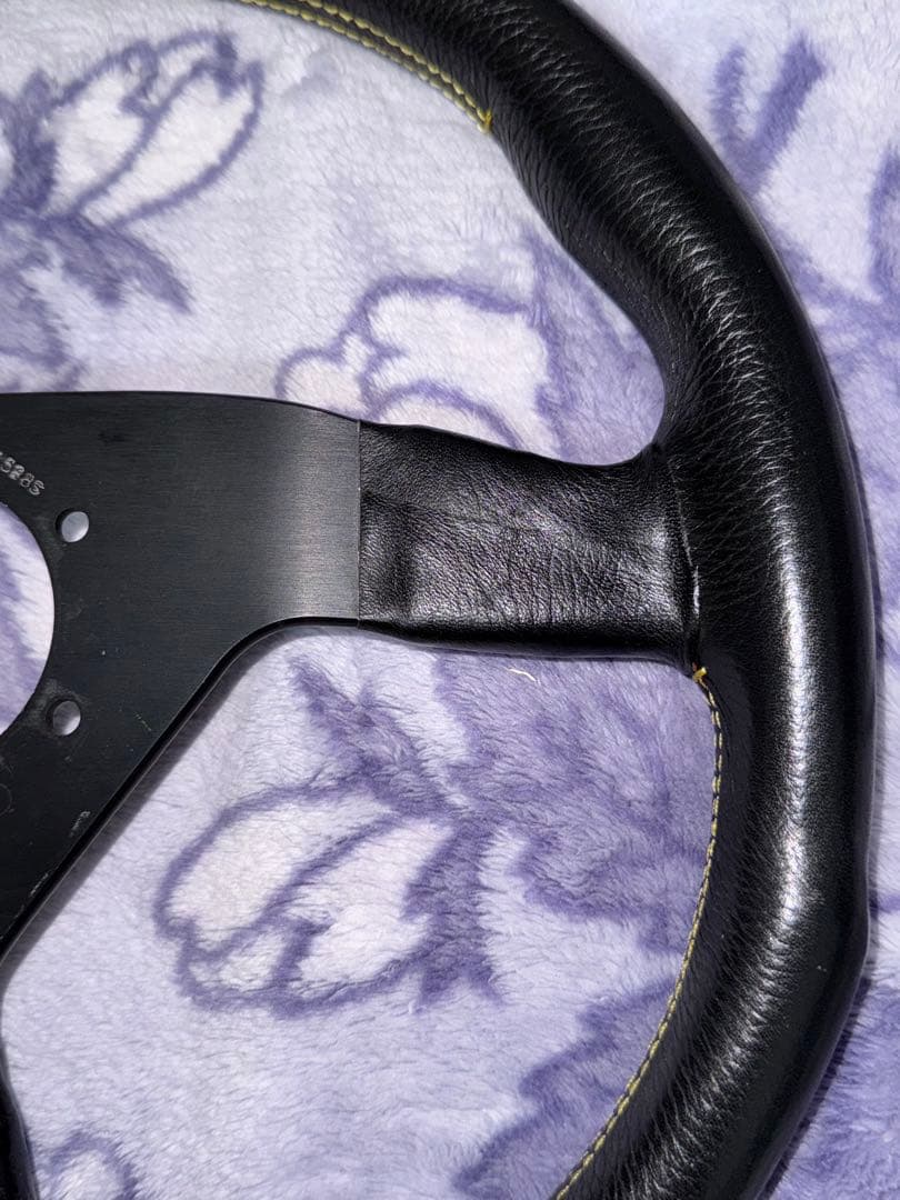 MOMO ヴェローチェレーシングステアリング　350mm