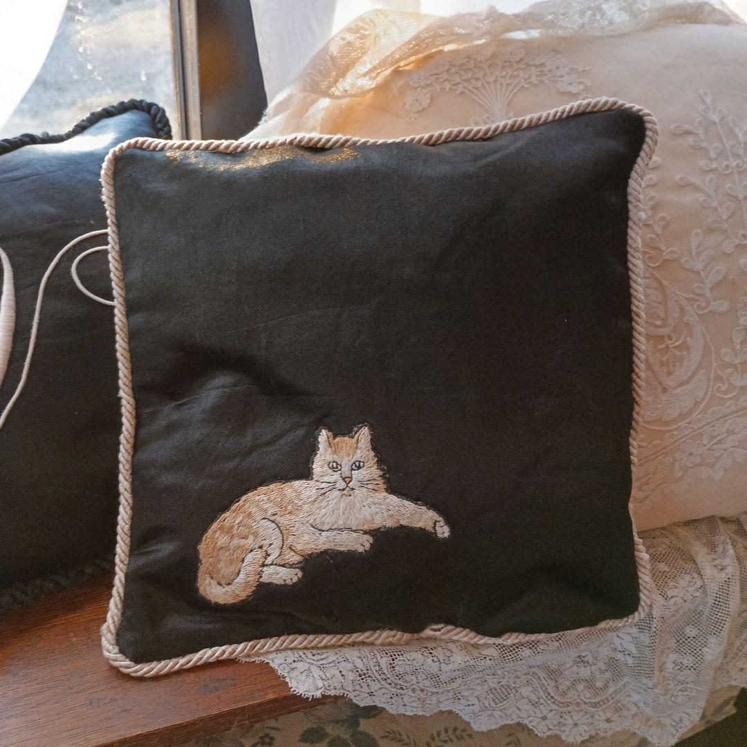 古い素材の小さめクッション　猫とモノグラム2ケセット