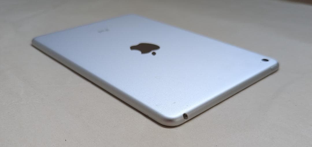 iPad mini4 128GB シルバー 指紋認証対応モデル ミニ 第4世代