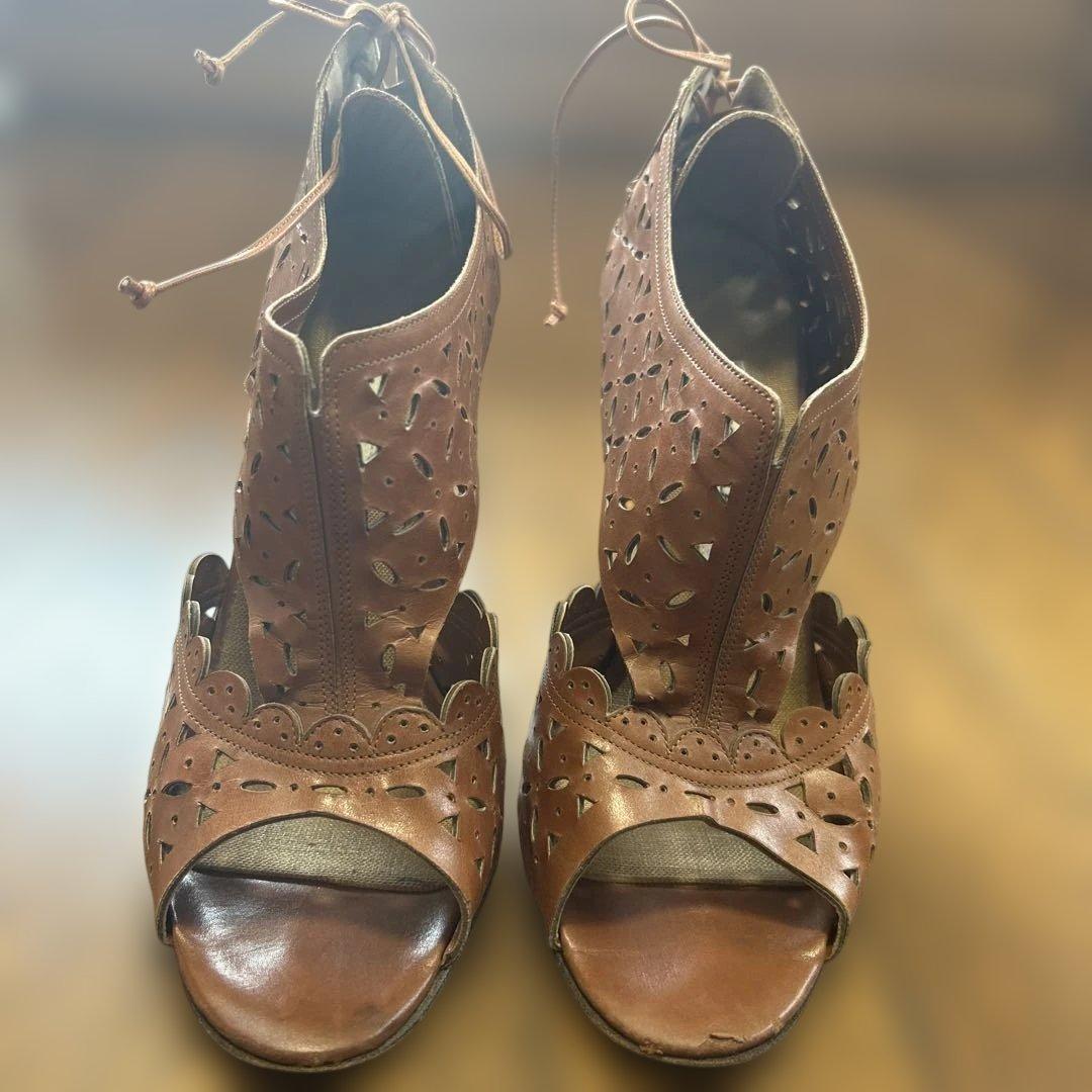 MANOLO BLAHNIK ブラウンカットアウトオープントゥサンダル