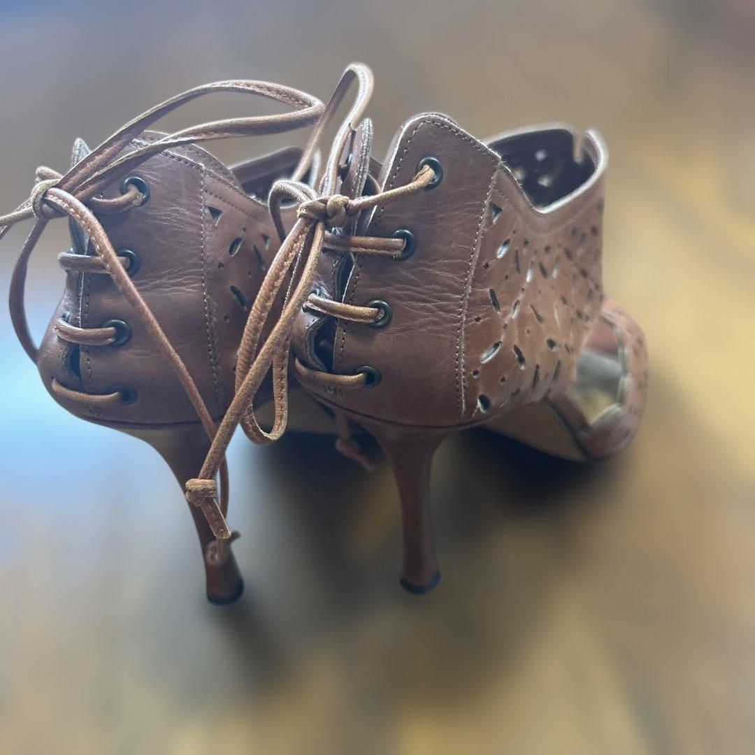 MANOLO BLAHNIK ブラウンカットアウトオープントゥサンダル