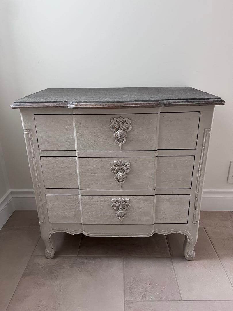 フランスのBLANC D'IVOIREの、小ぶりなチェスト