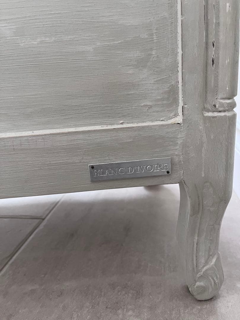 フランスのBLANC D'IVOIREの、小ぶりなチェスト