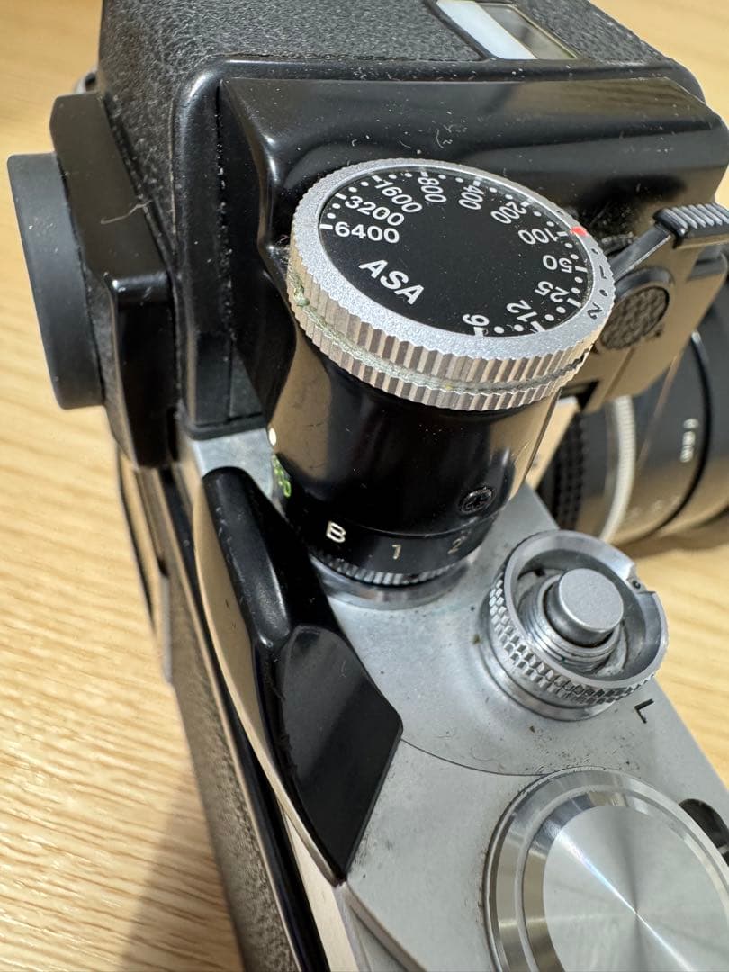 Nikon Zoom-Nikkorレンズ付き