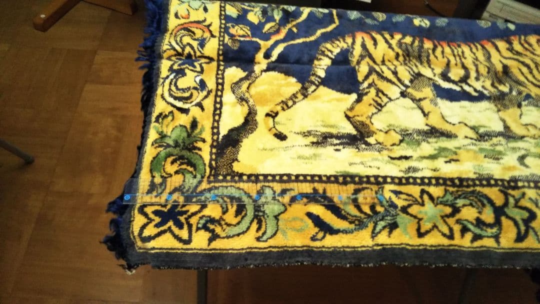 ペルシャ絨毯の 虎の敷物