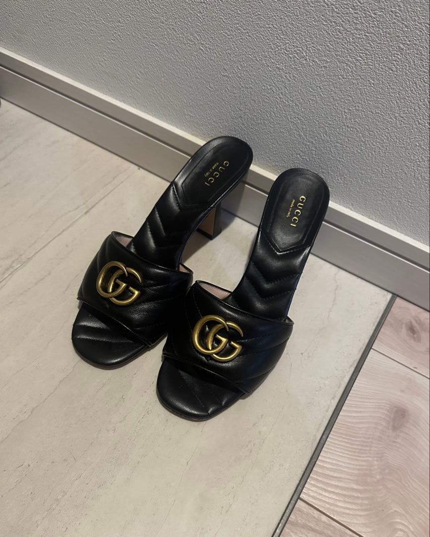 GUCCI ブラックレザー GGロゴサンダル