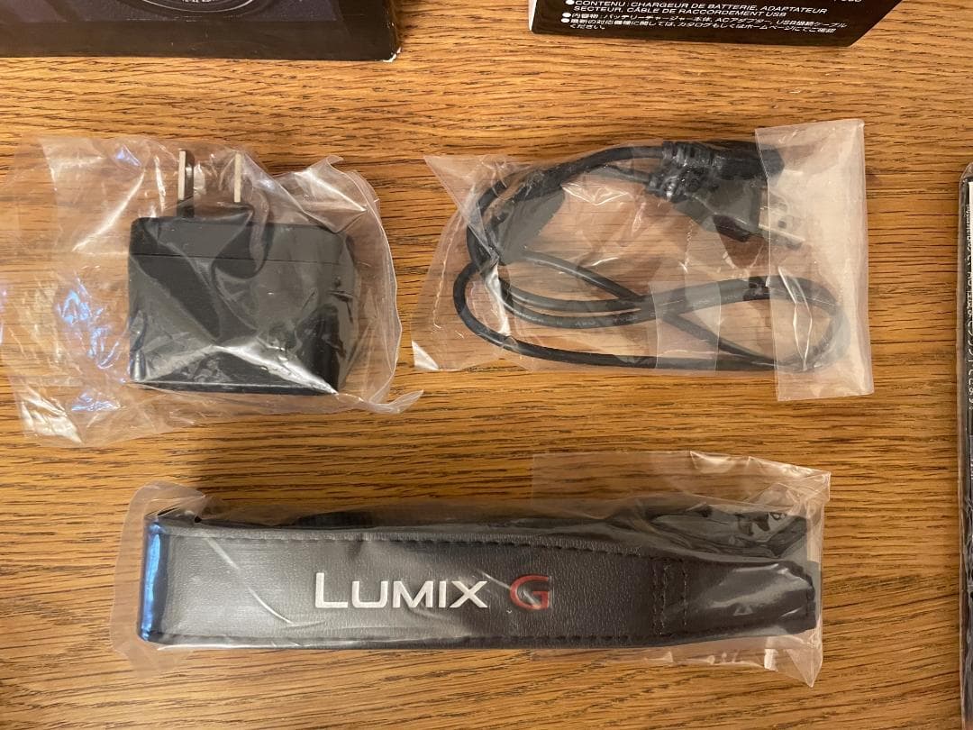 LUMIX GX7 Mark III　標準ズームレンズ、別売のチャージャー付属