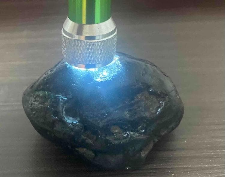 なんと超特価！17,000円！少し大きめで磁石を装着！美しい神秘の横笛隕石！