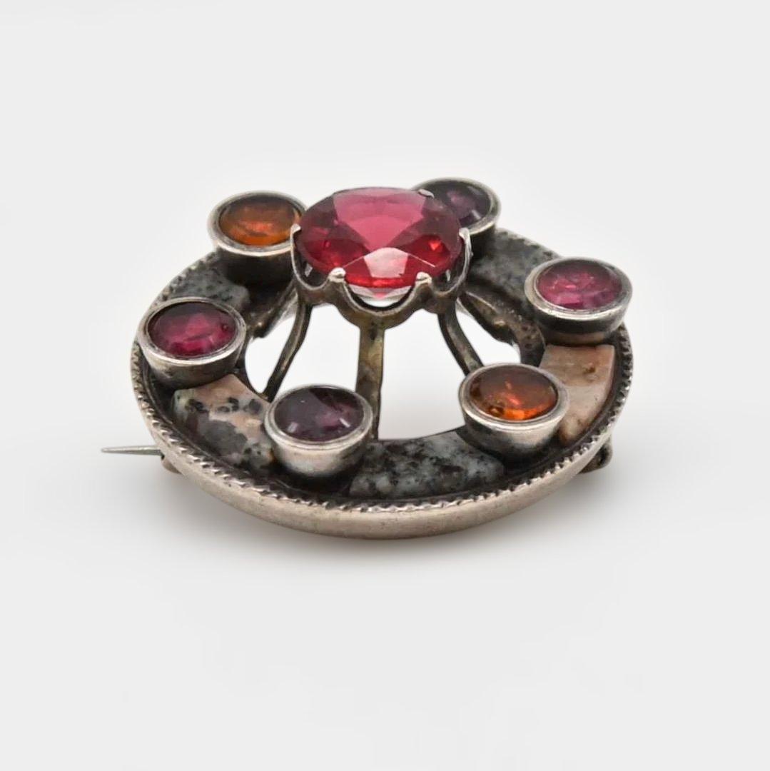 円形の銀製ブローチ　メノウとカラーストーン　スコティッシュ　s0064