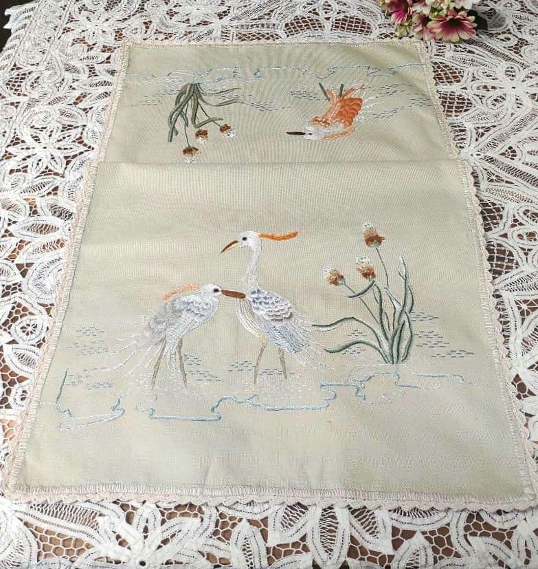 ハンドメイド アオサギ 手刺繍 手編みレース縁取り テーブルセンター