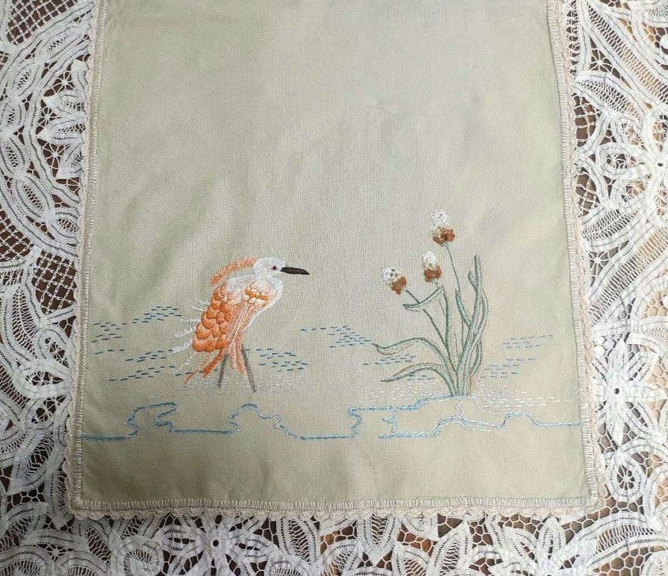 ハンドメイド アオサギ 手刺繍 手編みレース縁取り テーブルセンター