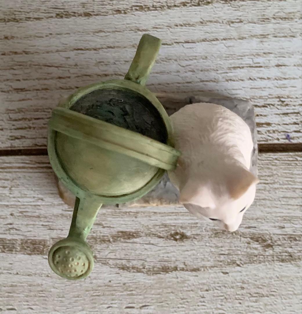 座っている白いねことじょうろ ピーターラビット ボーダーファインアーツ 置物