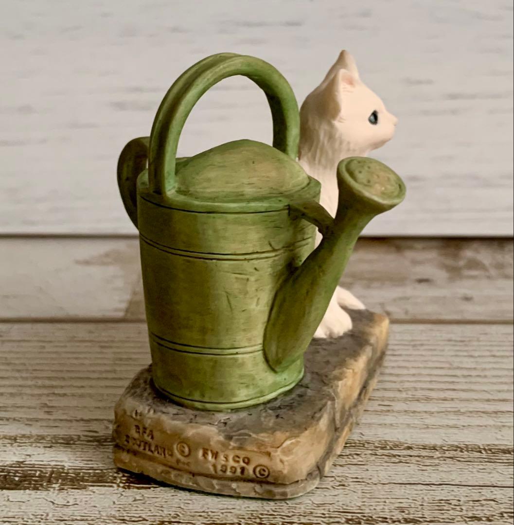 座っている白いねことじょうろ ピーターラビット ボーダーファインアーツ 置物