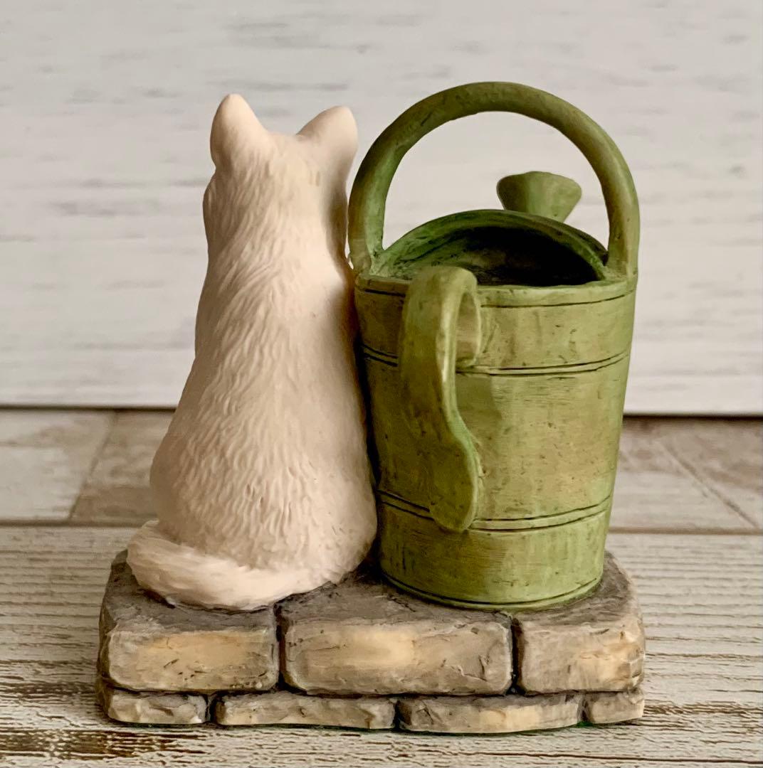 座っている白いねことじょうろ ピーターラビット ボーダーファインアーツ 置物