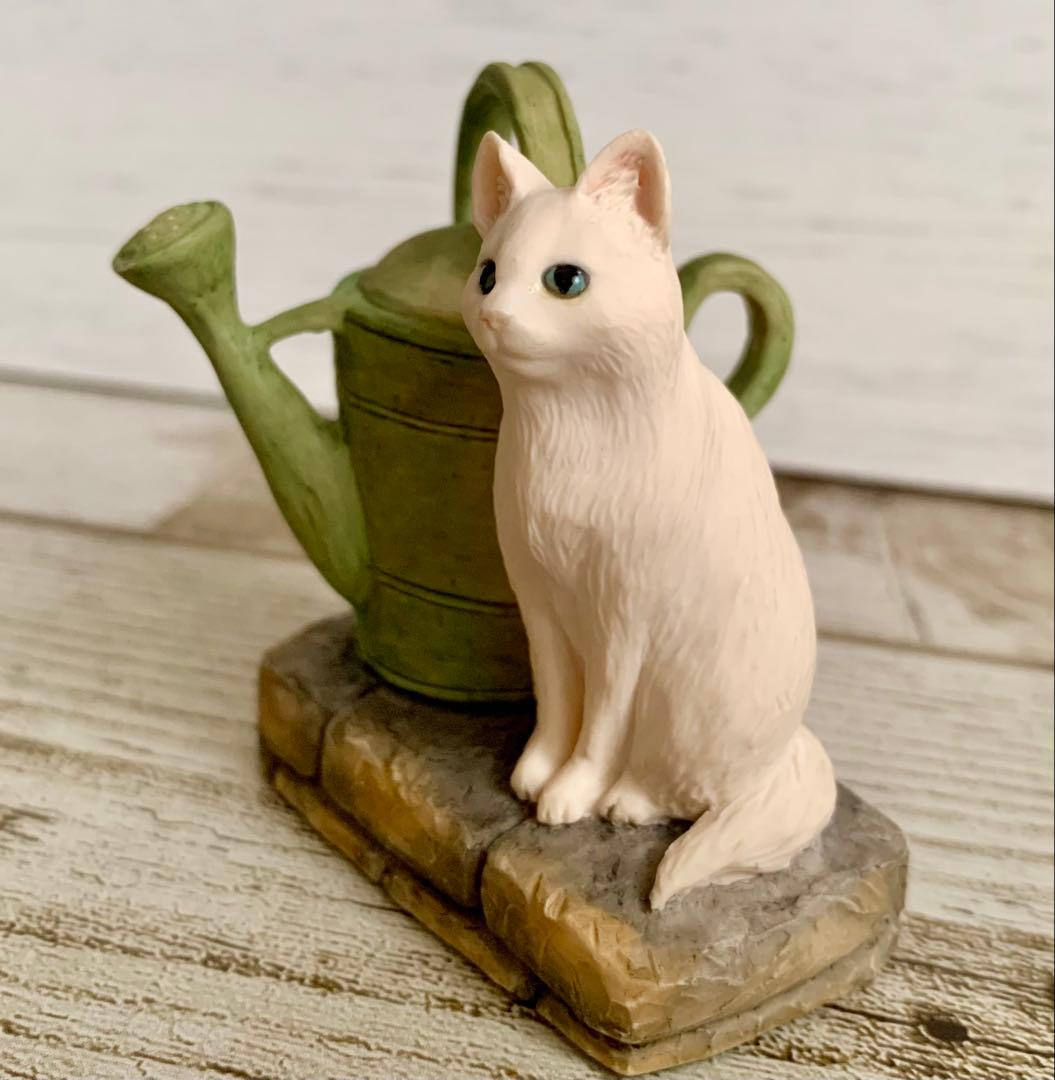座っている白いねことじょうろ ピーターラビット ボーダーファインアーツ 置物