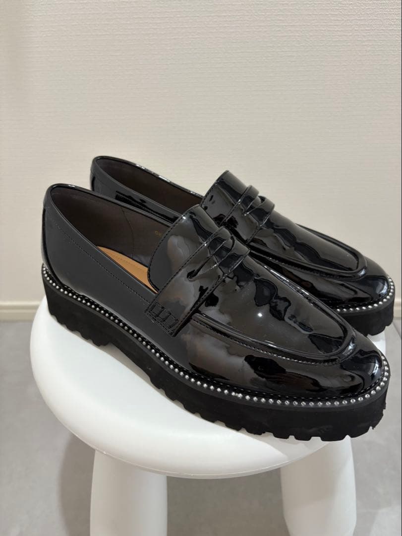 黒の光沢ローファー厚底ソール