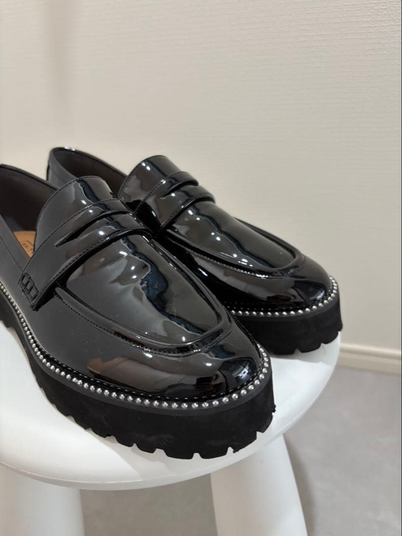 黒の光沢ローファー厚底ソール