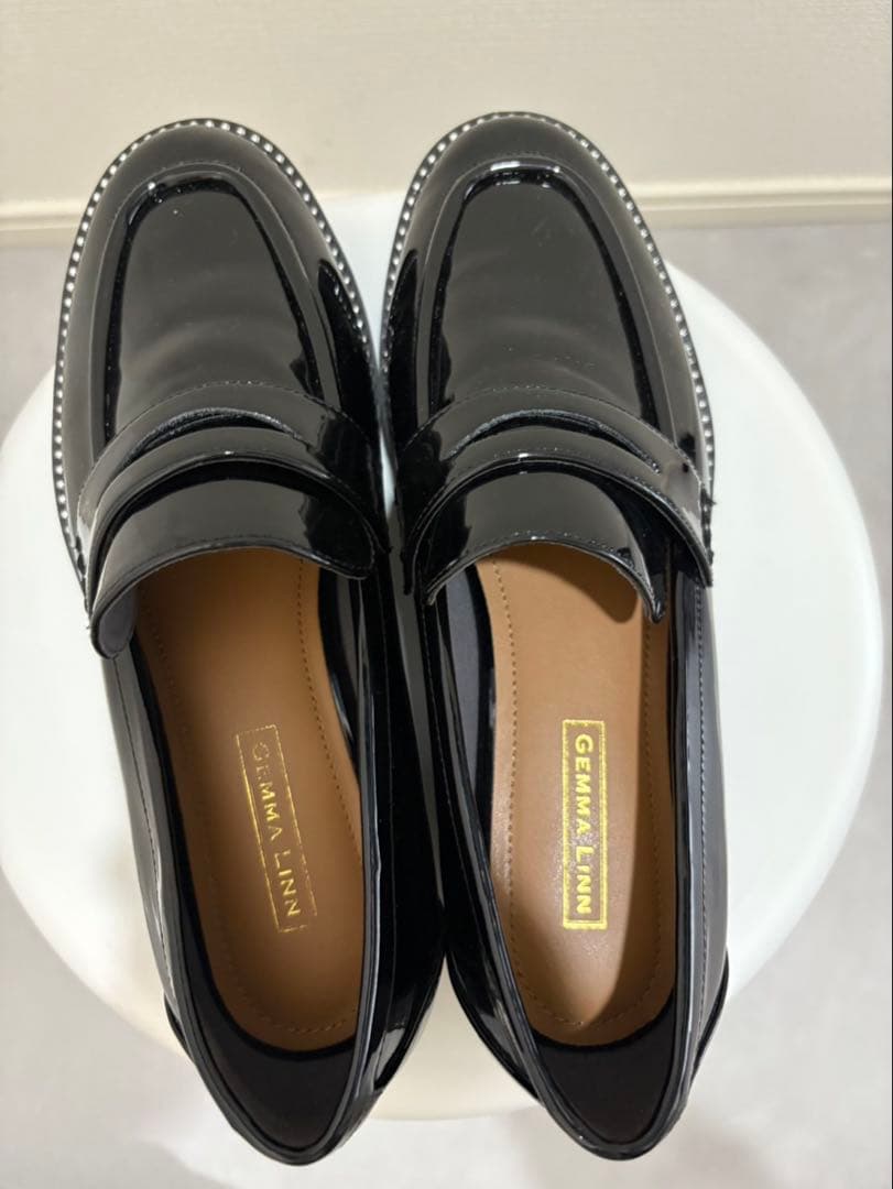 黒の光沢ローファー厚底ソール