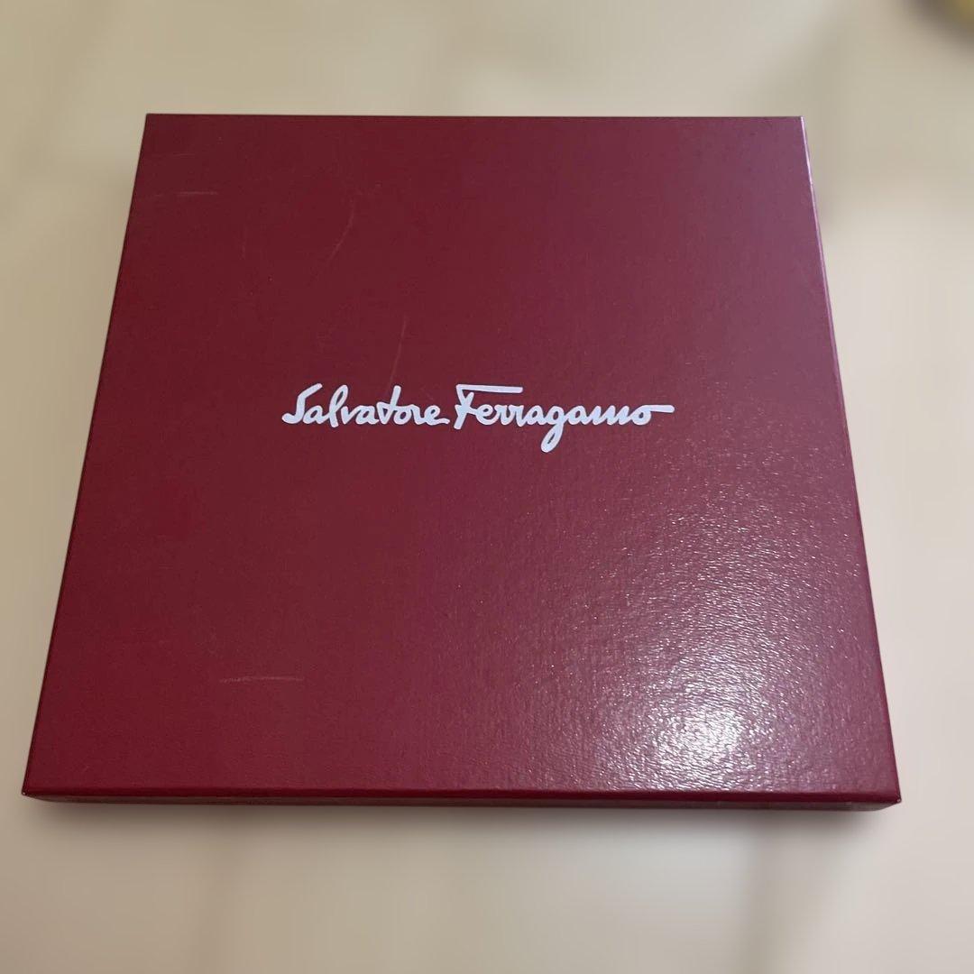 Ferragamo 花柄シルクハンカチ