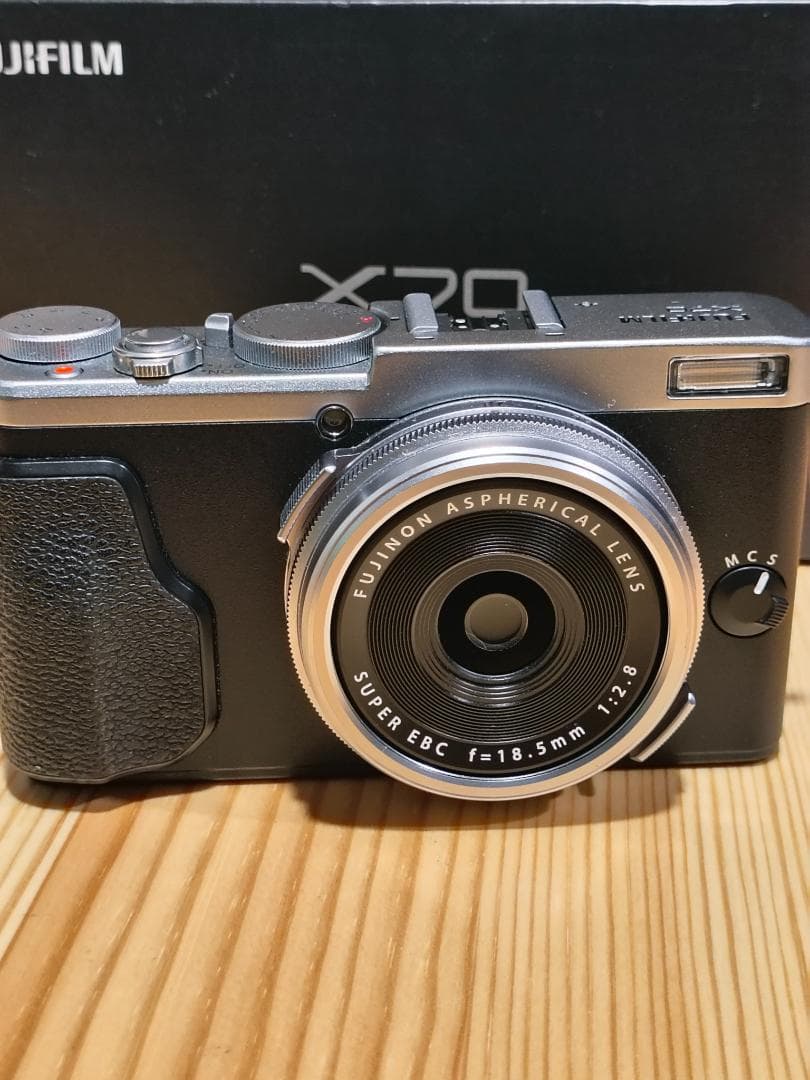 Fujifilm X70 コンパクトデジタルカメラ