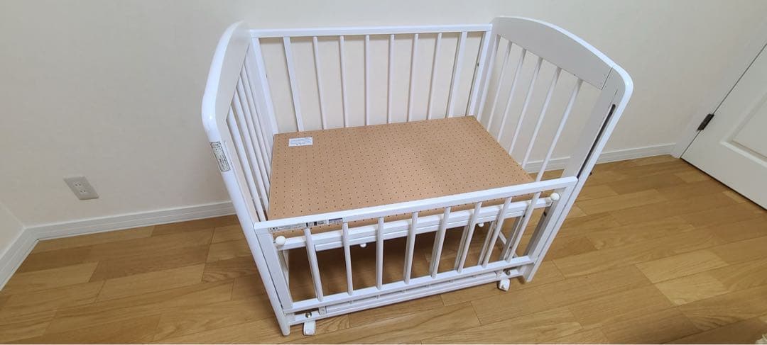 送料込み❤︎ カトージ　ホワイト木製　ミニベビーベッド　キャスター付き　90×60