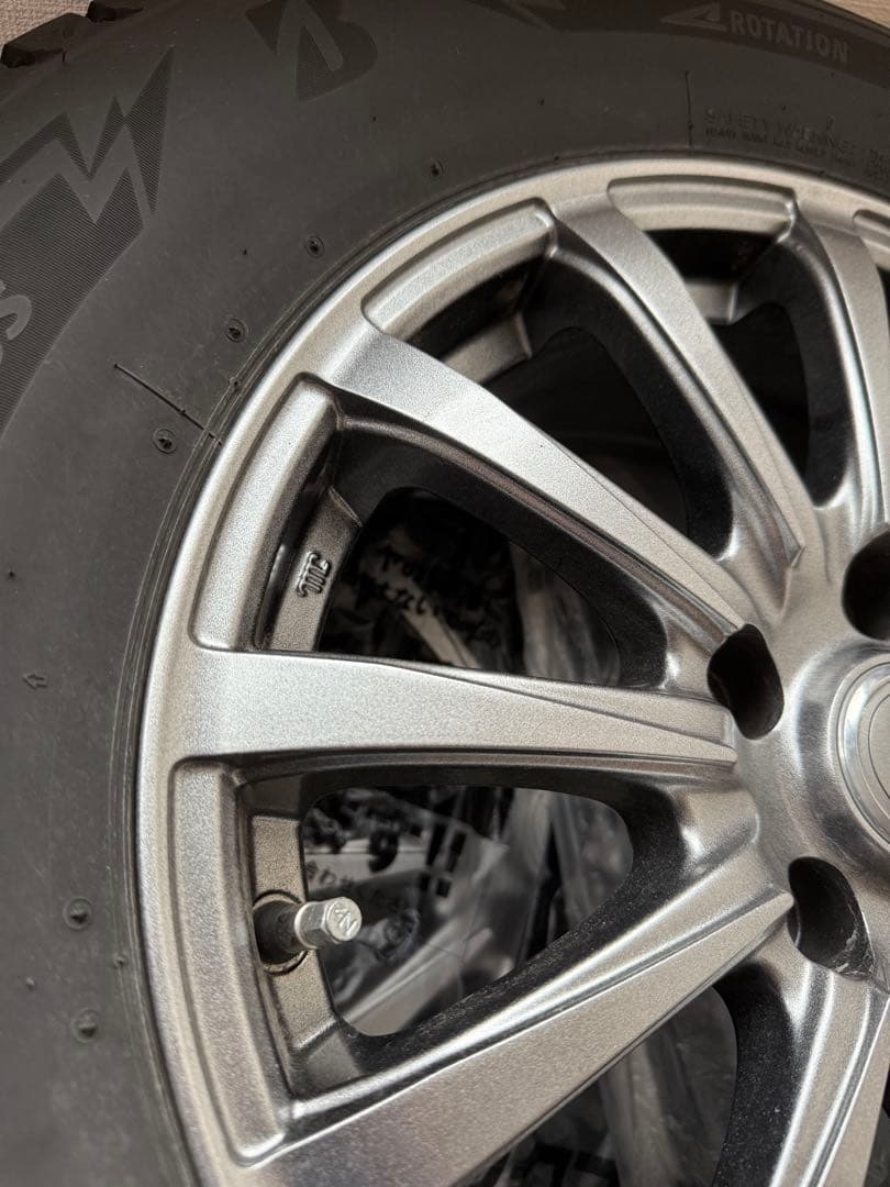 【超美品】スタッドレスタイヤ BLIZZAK DM-V3 215/70R16