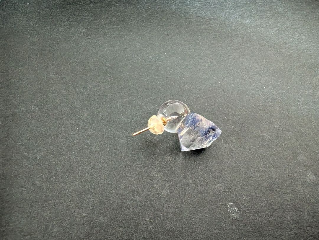 LUCE MACCHIA　デュモルチェライトインクオーツとガラスのピアス